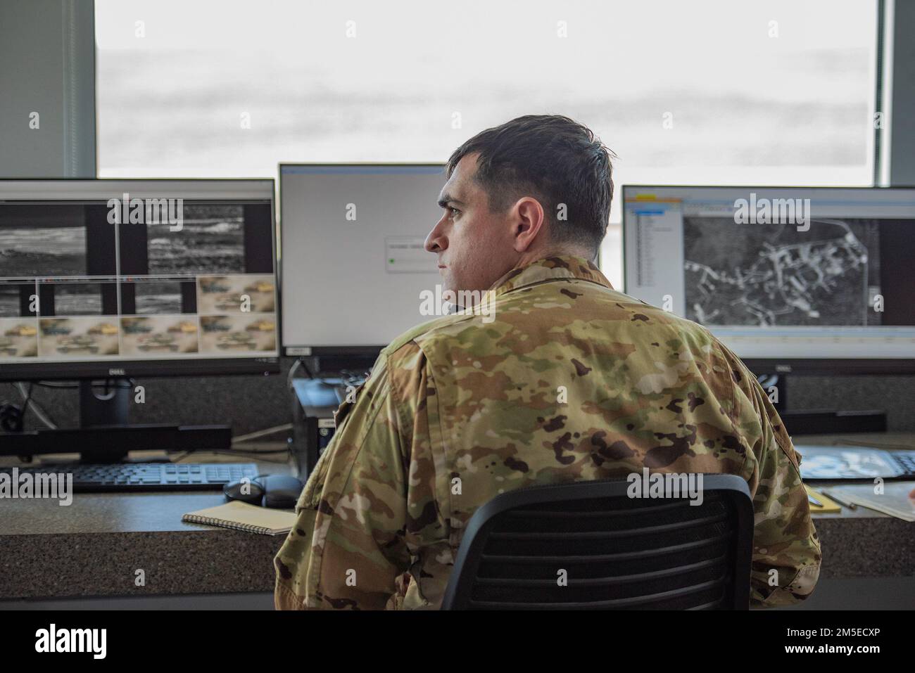 La Garde nationale de l'Armée de l'Idaho a terminé son test d'acceptation du gouvernement sur sa nouvelle gamme, du 5 au 11 mars, au Centre d'entraînement au combat Orchard. La gamme Digital Air Ground Integration nécessitait que la partie avion du GAT devienne entièrement qualifiée. Les composantes précédentes de l'essai ont été complétées au printemps dernier avec des chars d'assaut Abrams, des véhicules de combat Bradley et des Strykers. Tout au long de la semaine, les 1st pilotes et membres d’équipage du Bataillon de reconnaissance d’attaque de l’Armée américaine sur 229th de la base interarmées Lewis-McChord, Washington, ont effectué des qualifications d’équipage en utilisant leurs hélicoptères AH- 64 Apache sur le DAGIR. Banque D'Images