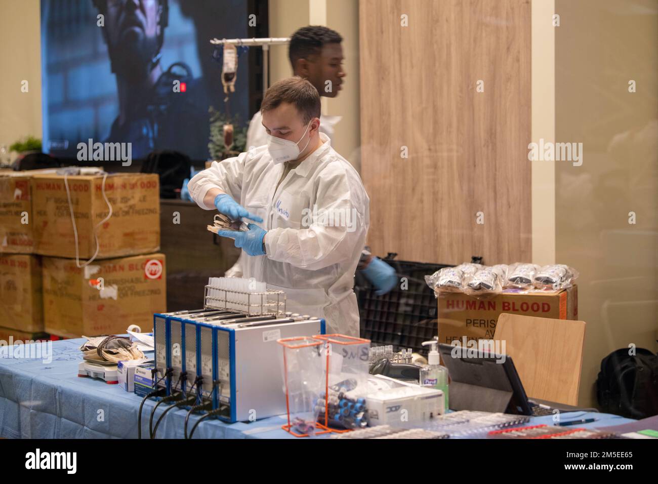 Les techniciens de laboratoire préparent les dons de sang et les tubes d'échantillons pour le transport lors de la campagne annuelle de collecte de sang tri-Border 2nd au Hub de Brunssum, aux pays-Bas, au 7 mars 2022. Tout le sang versé au Programme de sang des services armés reste dans la communauté militaire et aide les patients qui luttent contre le cancer, subissent des chirurgies et plus encore. Banque D'Images