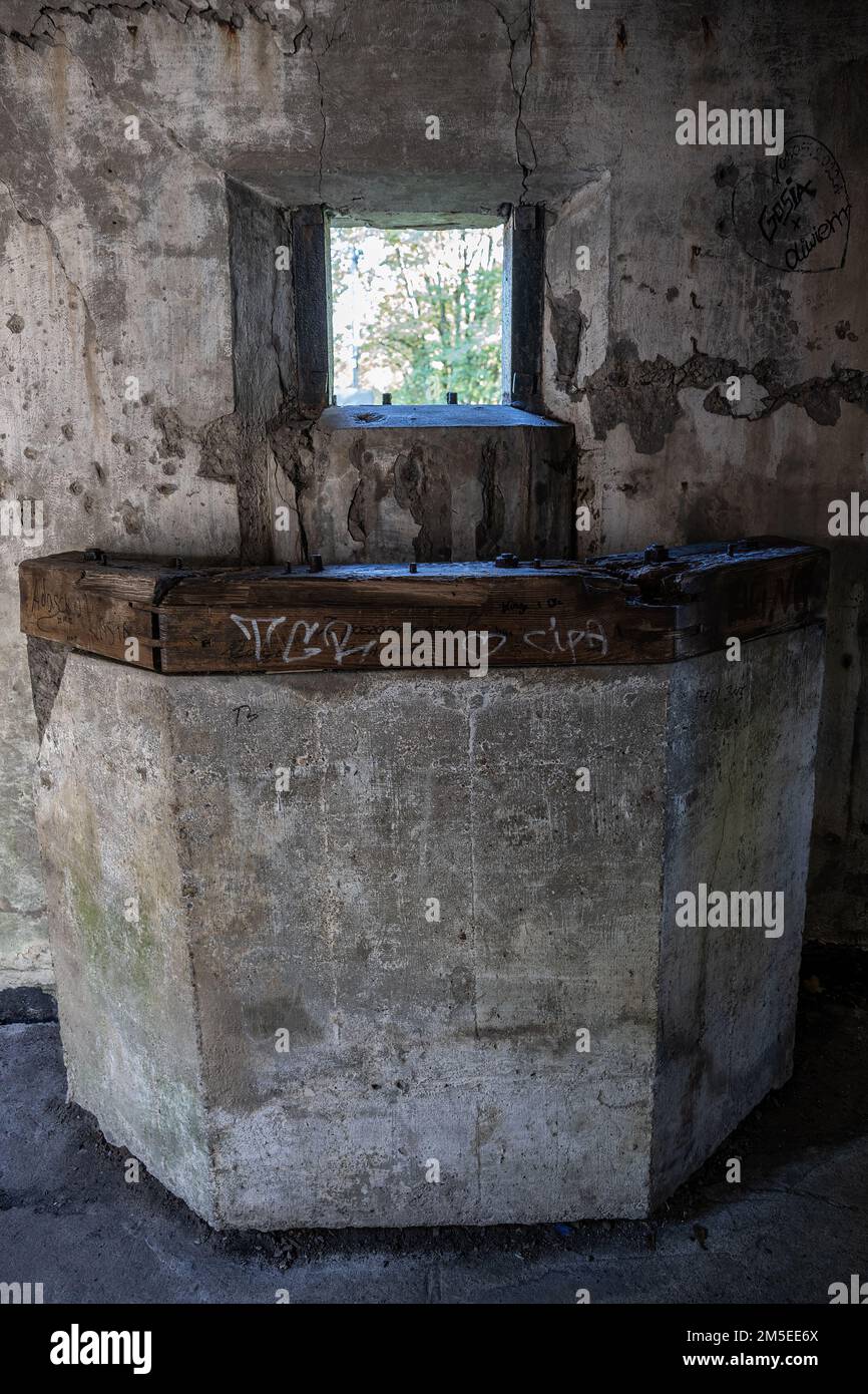 Mitrailleuse embrasure du guardhouse n° 6 dans la Nouvelle caserne de Westerplatte à Gdansk, Pologne, une partie d'un dépôt militaire polonais et d'une garnison établir Banque D'Images