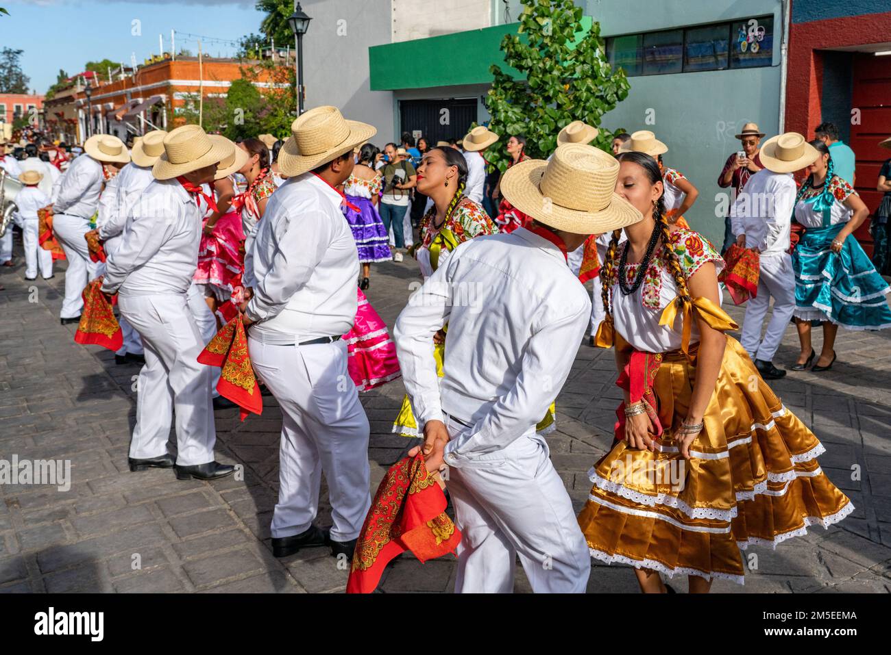 Des danseurs de la Villa de San Juan Cacahuatepec dansent le jarabe dans la rue pendant Guelaguetza à Oaxaca, au Mexique. Le jarabe est une danse sur le Courtshi Banque D'Images