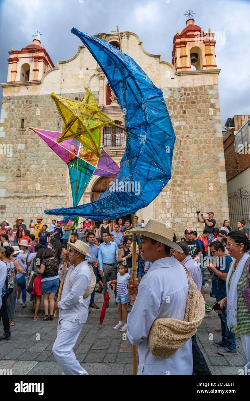 Des danseurs de Farolero représentant des lampleurs avec leurs lanternes stylisées dans un défilé à Guelaguetza, Oaxaca, Mexique. Banque D'Images