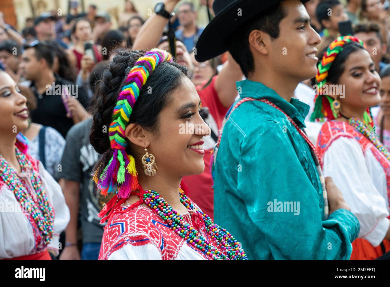 Une femme dans son costume de danse Jarabe traditionnel d'Ejutla au festival de danse Guelaguetza à Oaxaca, au Mexique. Banque D'Images