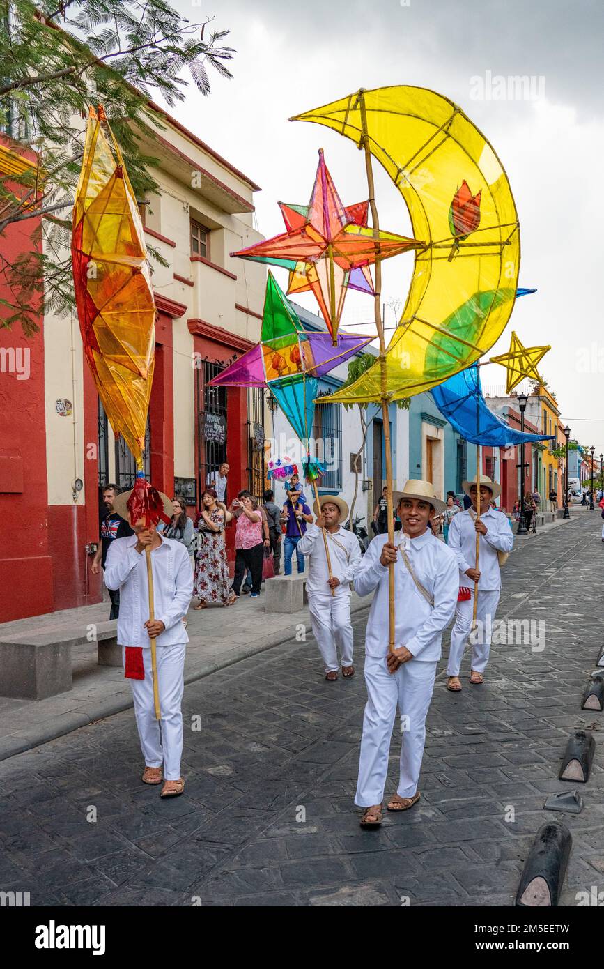 Des danseurs de Farolero représentant des lampleurs avec leurs lanternes stylisées dans un défilé à Guelaguetza, Oaxaca, Mexique. Banque D'Images