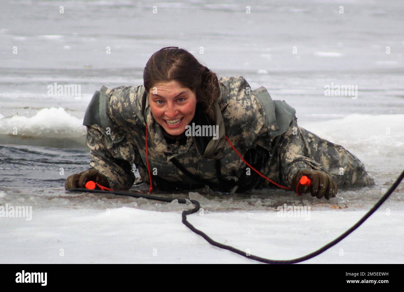 Classe Airman 1st Julia Childers, un membre des forces de sécurité Airman avec l'aile de ravitaillement aérien 128th de la Garde nationale du Wisconsin à Milwaukee, participe à l'entraînement d'immersion en eau froide 7 mars 2022, à Big Sandy Lake, sur South Post, à fort McCoy, Wisconsin. Childers était étudiant en classe 22-05 du cours des opérations par temps froid (CWOC) à fort McCoy. La formation fait partie du programme d'études du CWOC. Un grand trou est coupé dans la glace du lac par le personnel du CWOC, puis un régime sûr et planifié est suivi pour permettre à chaque participant de sauter dans l'eau glacée. Le personnel d'intervention d'urgence est également à proximité Banque D'Images