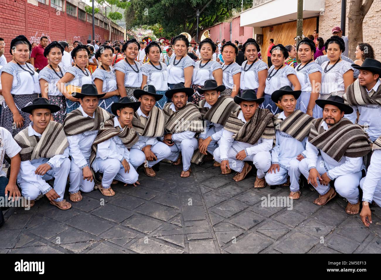 Des danseurs d'une troupe de danse de Mixe Altopec posent pour une photo au Guelaguetza Dance Festival à Oaxaca, Mexique. Banque D'Images