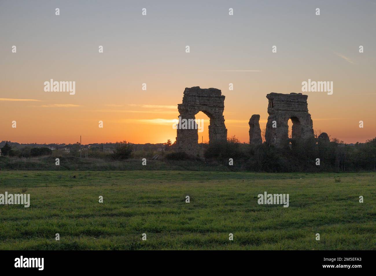 Aqueduc romain au coucher du soleil dans le Parco degli Acquedotti est un parc public à Rome Romans construit des aqueducs dans toute leur République. Banque D'Images