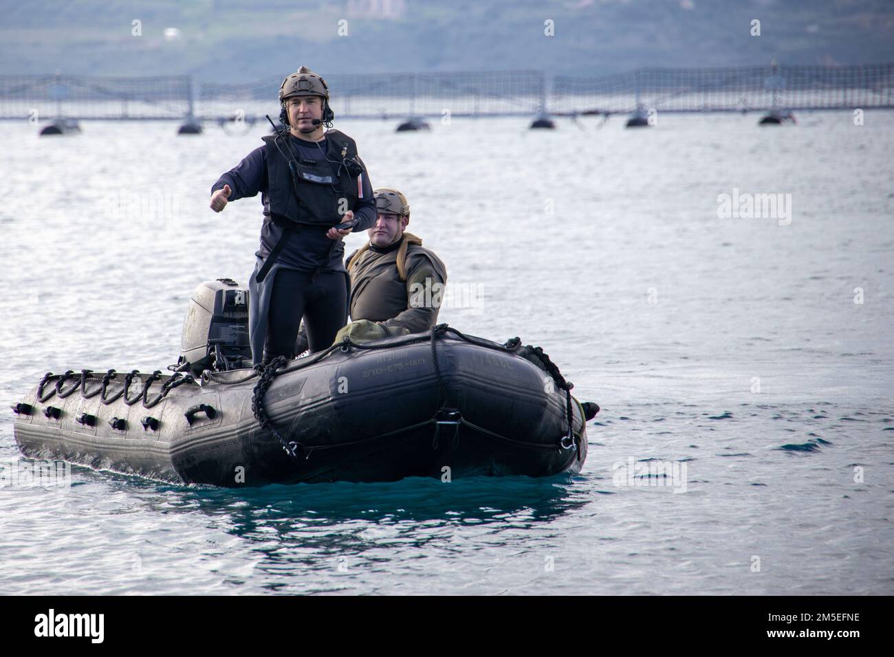 220307-M-HU496-1001 SOUDA BAY, Grèce (7 mars 2022) A États-Unis Marine affectée au Groupe de travail 61/2,4 supervise la conduite sécuritaire d'une baignade en eau libre de 500 mètres près de la baie de Souda, Grèce, 7 mars. Le Groupe de travail 61/2,4 fait partie du Groupe de travail 61/2, qui fournira temporairement un soutien de commandement et de contrôle au commandant des États-Unis Sixième flotte et synchroniser les unités et les capacités de la Marine et du corps des Marines déjà sur le théâtre, à l'appui des alliés et partenaires régionaux et des intérêts de sécurité nationale des États-Unis. Banque D'Images
