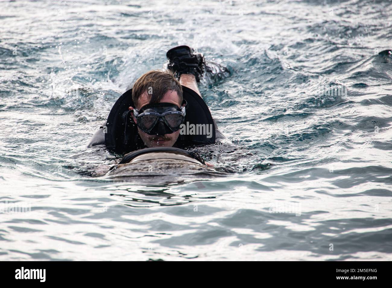 220307-M-HU496-1006 SOUDA BAY, Grèce (7 mars 2022) A États-Unis Marine affectée au Groupe de travail 61/2,4 effectue une baignade en eau libre de 500 mètres près de la baie de Souda, Grèce, 7 mars. Le Groupe de travail 61/2,4 fait partie du Groupe de travail 61/2, qui fournira temporairement un soutien de commandement et de contrôle au commandant des États-Unis Sixième flotte, et synchroniser les unités et les capacités de la Marine et du corps des Marines déjà sur le théâtre, en appui aux alliés et partenaires régionaux et aux intérêts de sécurité nationale des États-Unis. Banque D'Images