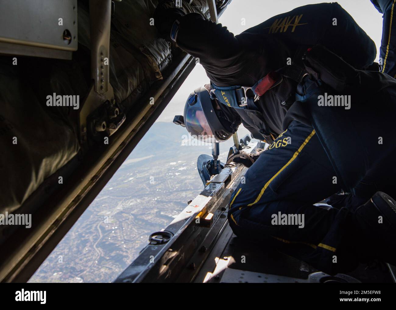 CORONADO, Californie (7 mars 2022) Membre des États-Unis L'équipe de parachutistes de la Marine, les grenouilles de Leap, se prépare à sortir de Fat Albert, un avion Hercules C-130 affecté aux États-Unis Escadron de démonstration de vol de la Marine, The Blue Angels, 7 mars 2022, à la base aérienne navale de North Island, Coronado, en Californie, au cours d'un exercice conjoint. L'équipe de parachutistes de la Marine est basée à San Diego et effectue des démonstrations de parachutistes aériennes autour de la nation pour soutenir la guerre spéciale navale et le recrutement de la Marine. La guerre navale spéciale est la première force maritime d’opérations spéciales du pays, en position unique pour étendre le Banque D'Images