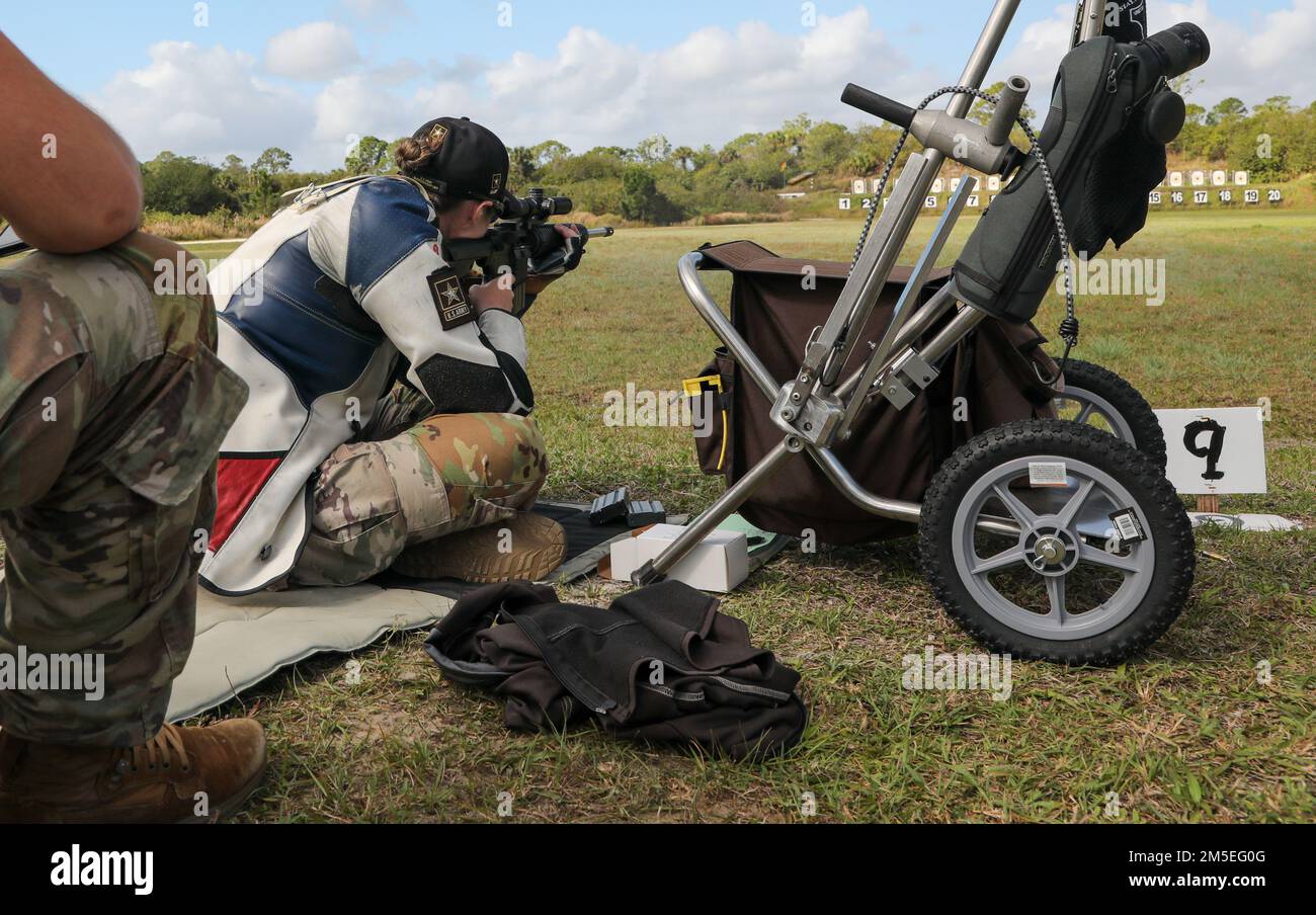 Sgt. 1st classe Erin O’Neill instructeur/tireur de compétition de tir aux Etats-Unis L'équipe de tir de l'unité de tir de l'Armée de marché est en compétition à l'Orange Blossom Regional à Palm Bay, Floride 5-13 mars. Le natif de fort Wayne, dans l'Indiana, a aidé l'USAMU à remporter quatre victoires et un record de portée lors de leur premier match de la saison 2022. Banque D'Images