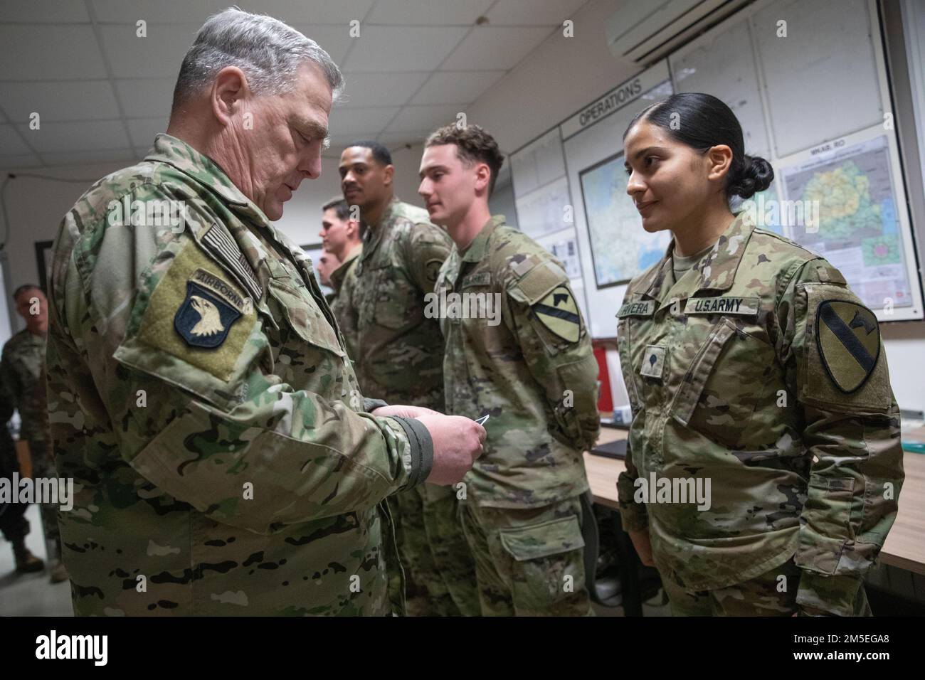 Président des États-Unis Chefs d'état-major interarmées des États-Unis Le général de l'armée Mark Milley présente des pièces de monnaie à certains États-Unis Soldats de l'armée à la base aérienne de Mihail Kogalniceanu, Roumanie, 7 mars 2022. Le déploiement des États-Unis Servicembers en Europe sert d'exemple de la façon dont les États-Unis L'armée européenne et l'Afrique exploitent les capacités essentielles pour améliorer l'interopérabilité et soutenir la planification opérationnelle en vue de parvenir à la dissuasion. Banque D'Images