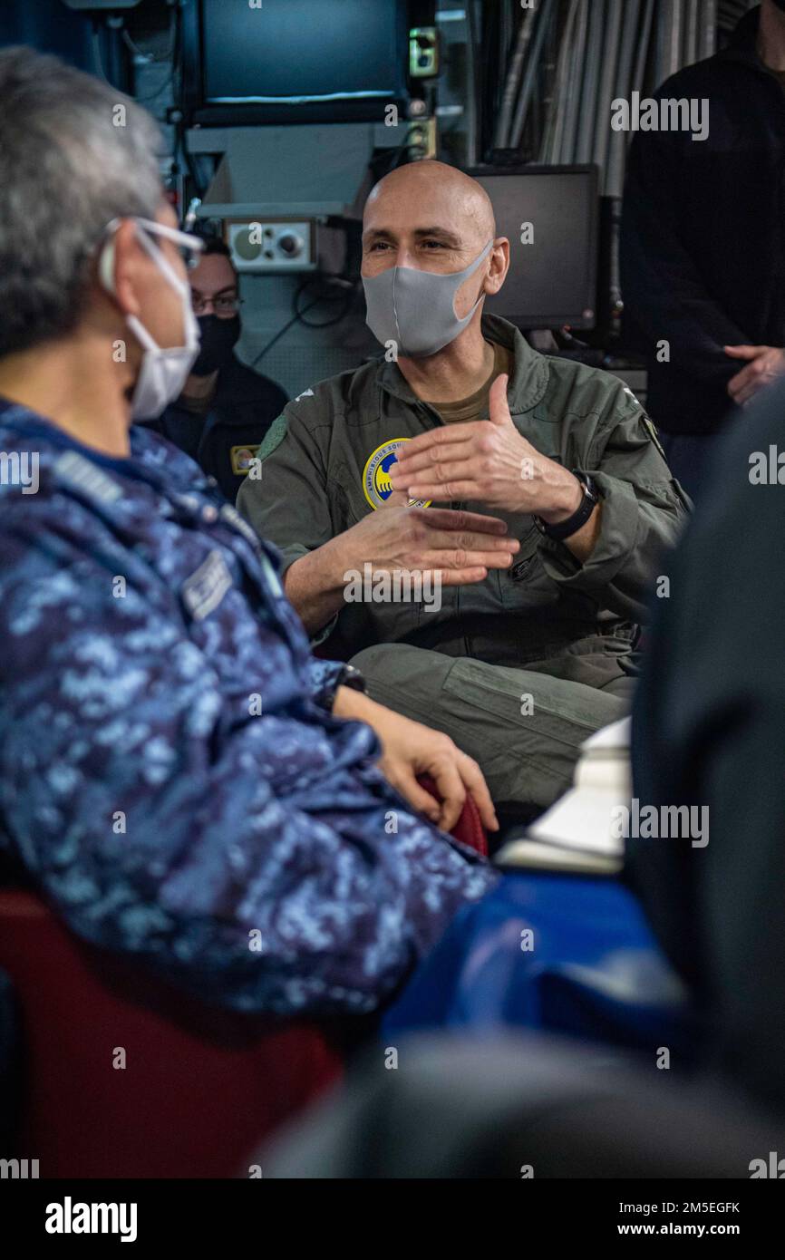 OCÉAN PACIFIQUE (7 mars 2022) le capitaine Greg Baker, au centre à droite, commodore de l'escadron amphibie Eleven, dirige un mémoire avec la Force d'autodéfense du Japon, à bord du navire d'assaut amphibie déployé par l'avant USS America (LHA 6). L'Amérique, navire chef de file du America Amphiobie Ready Group, ainsi que l'unité expéditionnaire maritime 31st, opère dans la zone de responsabilité de la flotte américaine 7th afin d'améliorer l'interopérabilité avec les alliés et les partenaires et de servir de force de réaction prête à l'emploi pour défendre la paix et la stabilité dans la région Indo-Pacifique. Banque D'Images