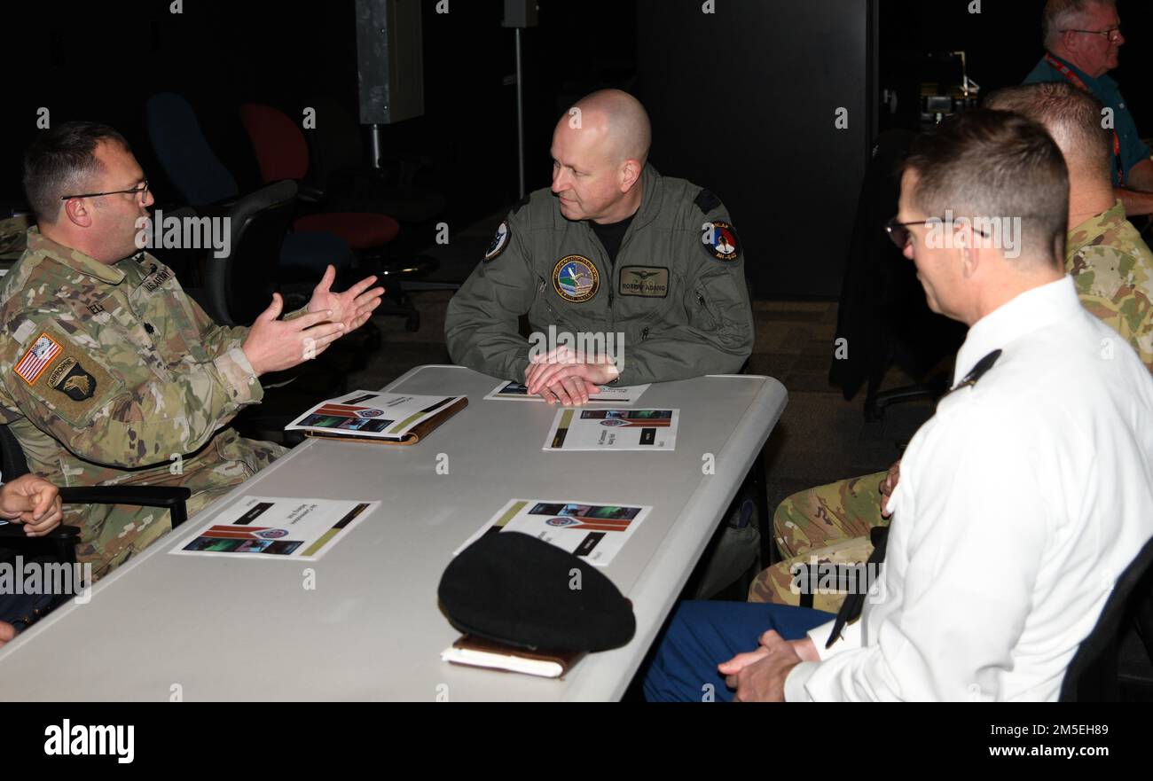 Le Commodore de l'air Robert Adang, commandant du Commandement de l'hélicoptère de défense de la Royal Netherlands Air Force, reçoit un exposé de mise à jour de l'entraînement des États-Unis Le lieutenant-colonel Ryan Kelly de l'armée, 1st Bataillon, 14th Aviation Regiment commandant, lors de la visite d'Adang aux États-Unis Centre d'excellence de l'aviation militaire, fort Rucker, Alabama, 8 mars 2022. Banque D'Images