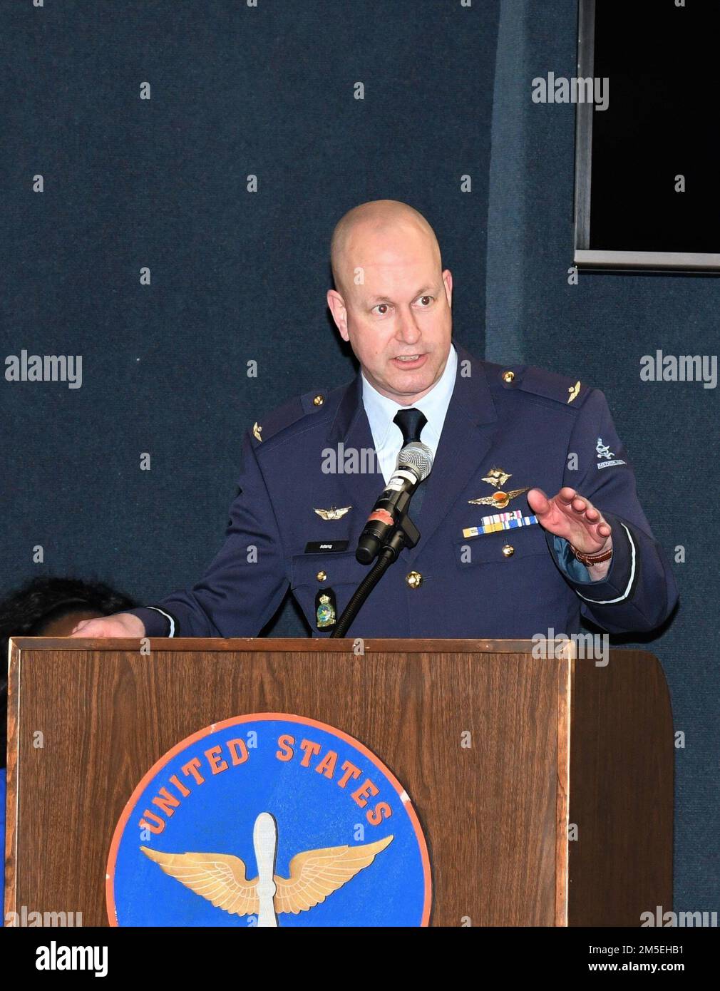 Le Commodore de l'air Robert Adang, commandant du Commandement de l'hélicoptère de défense de la Royal Netherlands Air Force, parle lors de la cérémonie de remise des diplômes aux étudiants néerlandais qui ont terminé leur formation et gagné les ailes de leur aviateur aux États-Unis Musée de l'aviation militaire, fort Rucker, Alabama, 8 mars 2022. Banque D'Images