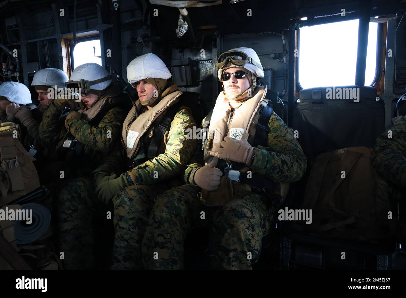 ÉTATS-UNIS Les Marines avec 2nd Bataillon de défense aérienne de basse altitude, 2D Escadre d'avions marins, sont transportées dans un CH-53E Super Stallion en préparation à l'exercice Cold Response 2022, près de Bardufoss, Norvège, 8 mars 2022. L'exercice Cold Response '22 est un exercice biennal de préparation nationale et de défense norvégien qui a lieu dans toute la Norvège, avec la participation de chacun de ses services militaires, ainsi que de 26 autres nations alliées de l'Organisation du Traité de l'Atlantique Nord et partenaires régionaux. Banque D'Images