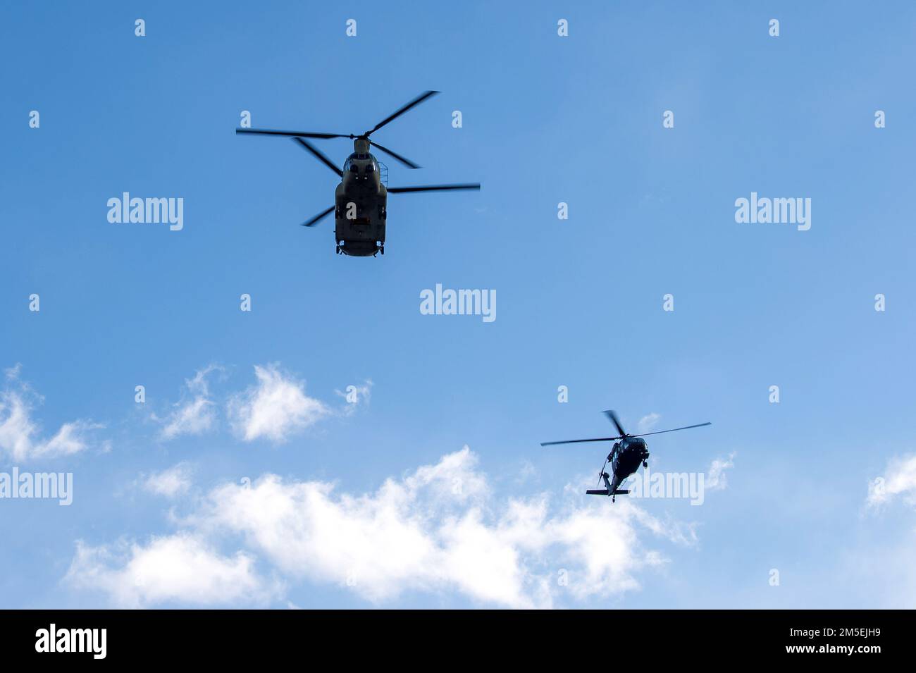 US AIR FORCE ACADEMY, Colorado – an Army CH-47 Chinook et UH-60 Black Hawk de ft. Carson survole la zone des cadets de l'US Air Force Academy le 8 mars 2022 à Colorado Springs, L'avion à voilure tournante a atterri dans la zone des cadets de l'Académie pour offrir aux cadets des occasions de familiarisation et des vols d'orientation dans le but de développer les connaissances et la passion pour la puissance aérienne dans l'aile des cadets. – (ÉTATS-UNIS Photo de la Force aérienne/Trevor Cokley) Banque D'Images