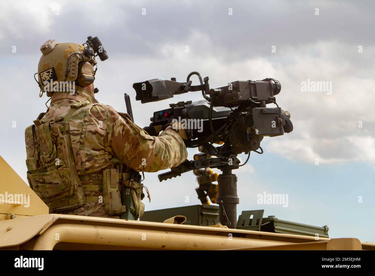 ÉTATS-UNIS Armée 10th Groupe des forces spéciales (aéroporté) des bérets verts ont conduit un convoi d'armes lourdes à feu à fort Carson, CO sur 8 mars 2022. Cet opérateur a tiré le lanceur de grenade automatique Mark 19. Banque D'Images