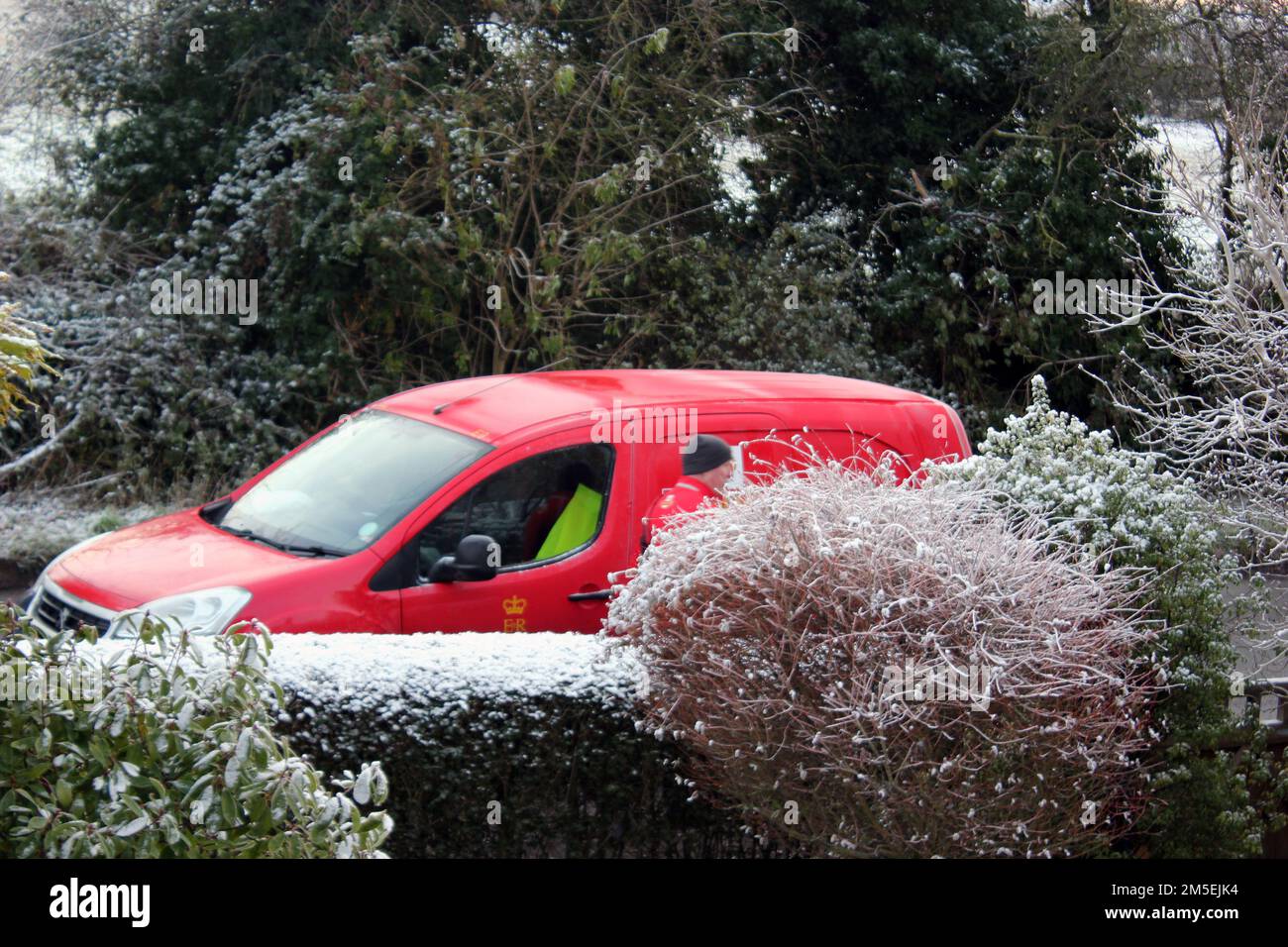 Livraison de Red Royal Mail Van dans le village d'Oxford pendant une dure chute de neige en hiver Banque D'Images