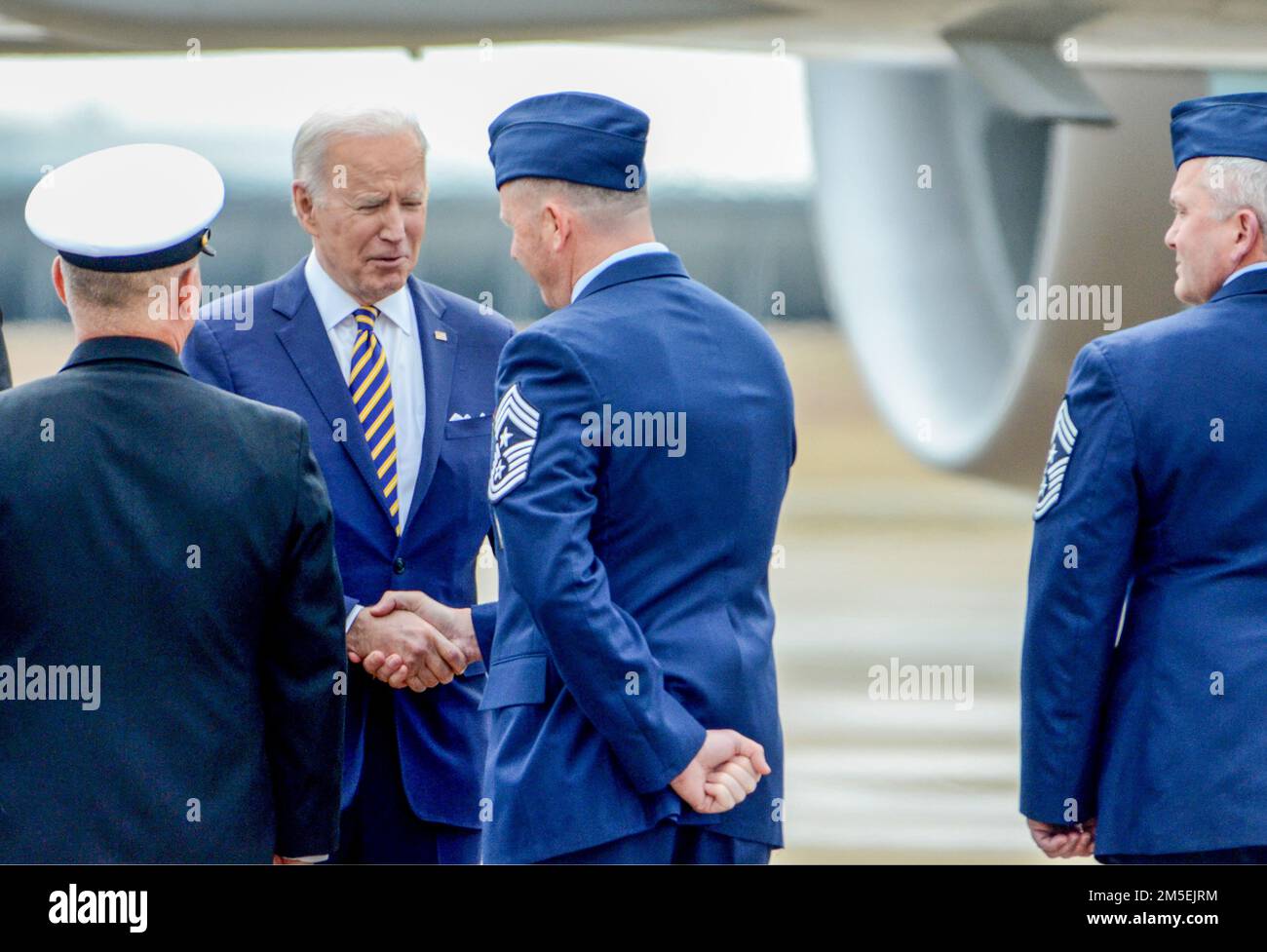 Le président Joe Biden salue le Sgt Jeremy Malcom, chef de commandement de la Force aérienne en 10th, ainsi que d'autres dignitaires lors d'une récente escale à la base de réserve interarmées de la Station aérienne navale de fort Worth, Texas, en Ontario, à 8 mars 2022. Le président des États-Unis Joe Biden est arrivé à NAS JRB fort Worth lors d'une visite à fort Worth s'adressant aux anciens combattants. Banque D'Images