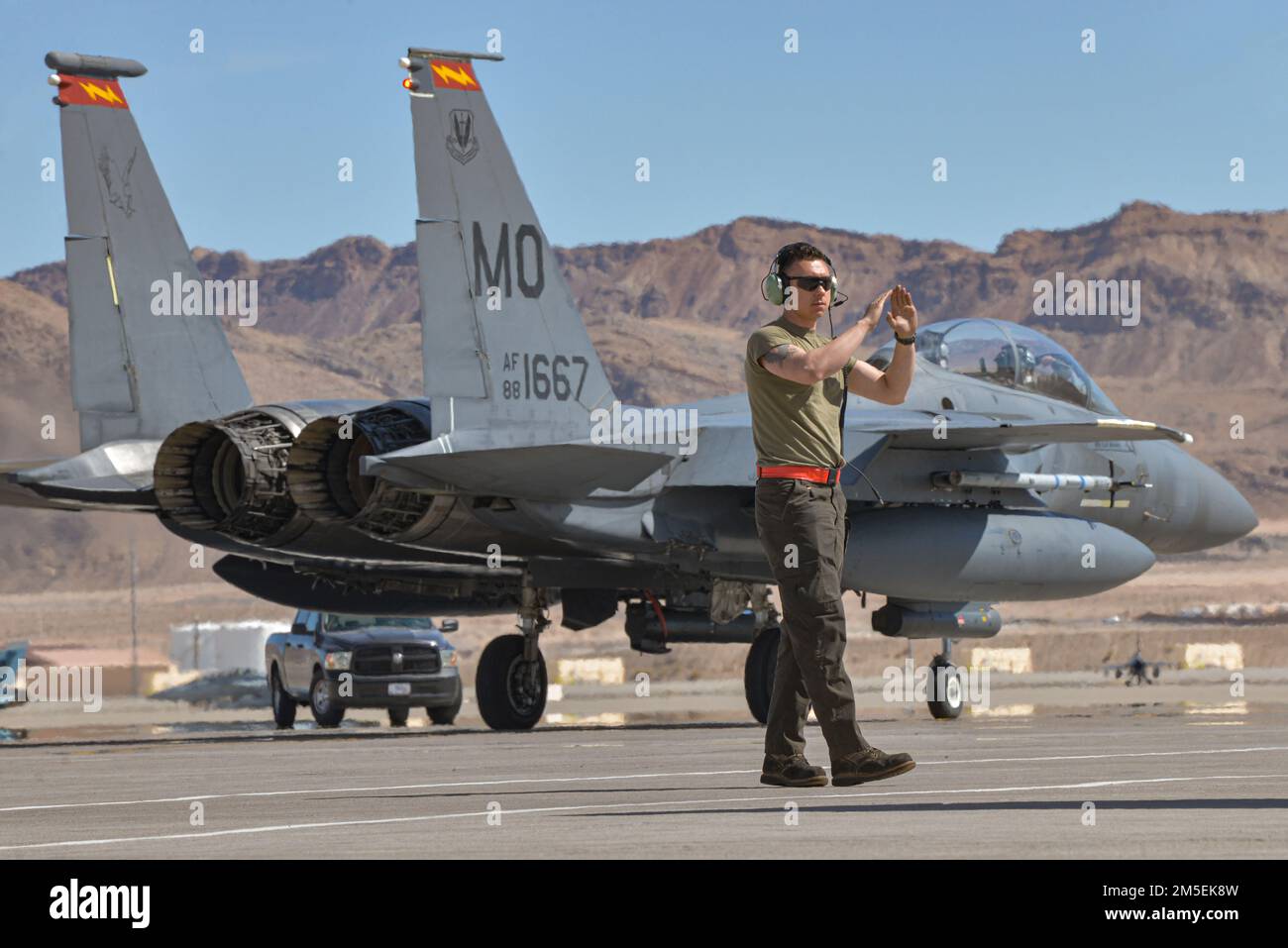 ÉTATS-UNIS Le chef de la Force aérienne Wyatt Cresswell, un chef d'équipage adjoint affecté à l'escadron de production de chasseurs 389th de la base aérienne de Mountain Home, Idaho, martial un aigle de grève F-15E affecté à l'escadron de chasseurs 389th, dans le cadre du Red Flag-Nellis 22-2 de la base aérienne de Nellis, Nevada, 8 mars 2022. Le 389th Fighter Squadron est l'une des 14 unités du monde entier participant au Red Flag 22-2. Banque D'Images