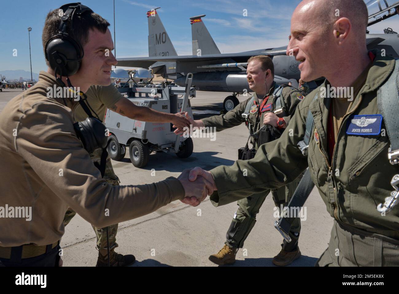 ÉTATS-UNIS Les chefs d'équipage de la Force aérienne de l'escadron de génération de chasseurs 389th, accueillent l'équipage F-15E Strike Eagle affecté à l'escadron de chasseurs 389th, base aérienne de Mountain Home, Idaho, avant l'inspection avant vol dans le cadre du Red Flag-Nellis 22-2, sur la base aérienne de Nellis, Nevada, 8 mars 2022. Le drapeau rouge est hébergé sur le champ d'essai et d'entraînement du Nevada, qui couvre plus de 12 000 000 miles carrés d'espace aérien et 2,9 millions d'acres de terre. Banque D'Images