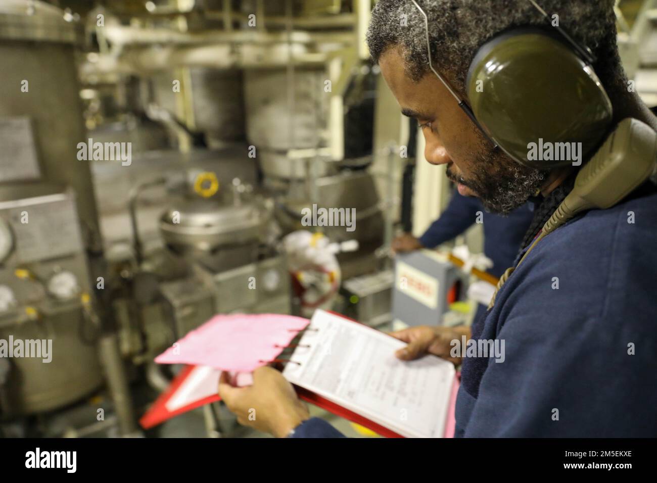 220308-N-GF955-1096 MER DES CARAÏBES - (8 mars 2022) -- Engineman 1st classe Brian Sutton, affecté au navire de combat littoral variante liberté USS Billings (LCS 15), répond à une simulation de fuite importante de fioul dans la salle principale de machines lors d'un exercice de contrôle des accidents d'ingénierie, 8 mars 2022. Billings est déployé dans la zone d’opérations de la flotte américaine 4th afin d’appuyer la mission de la Force opérationnelle interagences conjointe Sud, qui comprend des missions de lutte contre le trafic de drogues illicites dans les Caraïbes et le Pacifique oriental. Banque D'Images