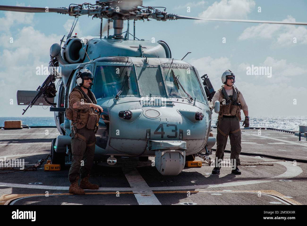 220308-N-GF955-1146 MER DES CARAÏBES - (le 8 mars 2022) -- le lieutenant Kyle « Sunshine » Suhrie, à gauche, Et Naval Air Crewman (hélicoptère) 2nd classe Dennis Cody, affecté à la "Shadow Det" de l'Escadron de combat de la mer (HSC) 28, détachement 7, effectuent des contrôles en vol pendant une évolution de ravitaillement sur le pont de vol du navire de combat littoral Freedom-variant USS Billings (LCS 15), le 8 mars 2022. Billings est déployé dans la zone d’opérations de la flotte américaine 4th afin d’appuyer la mission de la Force opérationnelle interagences conjointe Sud, qui comprend des missions de lutte contre le trafic illicite de drogues dans les Caraïbes et dans le Pacifique oriental Banque D'Images
