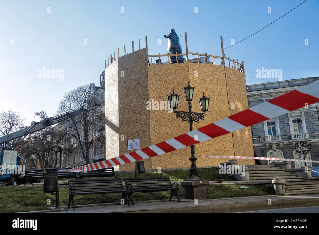 ODESA, UKRAINE - 28 DÉCEMBRE 2022 - la statue de Catherine II, qui est la figure centrale du monument aux fondateurs d'Odesa, est vue enveloppée Banque D'Images