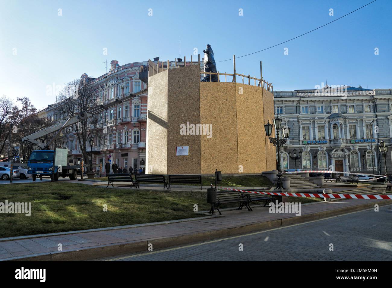 ODESA, UKRAINE - 28 DÉCEMBRE 2022 - la statue de Catherine II, qui est la figure centrale du monument aux fondateurs d'Odesa, est vue enveloppée Banque D'Images