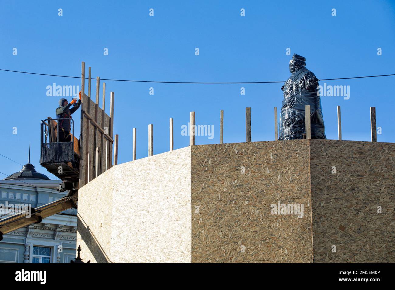 ODESA, UKRAINE - 28 DÉCEMBRE 2022 - les employés des services publics utilisent une plate-forme de travail aérienne pour retirer les panneaux de particules qui scellent les fondateurs d'Odesa monu Banque D'Images