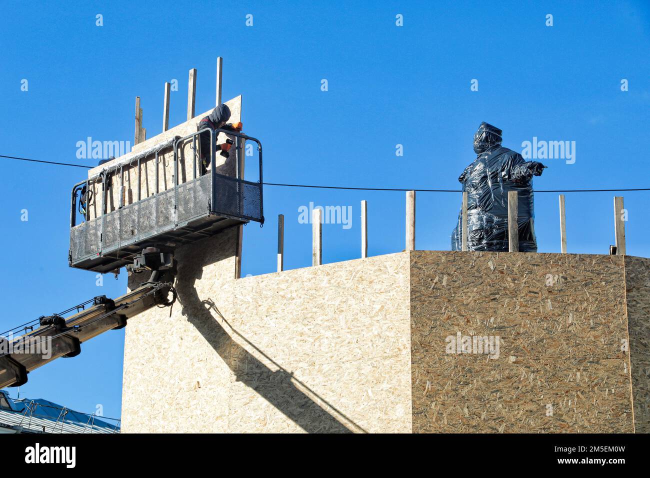 ODESA, UKRAINE - 28 DÉCEMBRE 2022 - les employés des services publics utilisent une plate-forme de travail aérienne pour retirer les panneaux de particules qui scellent les fondateurs d'Odesa monu Banque D'Images