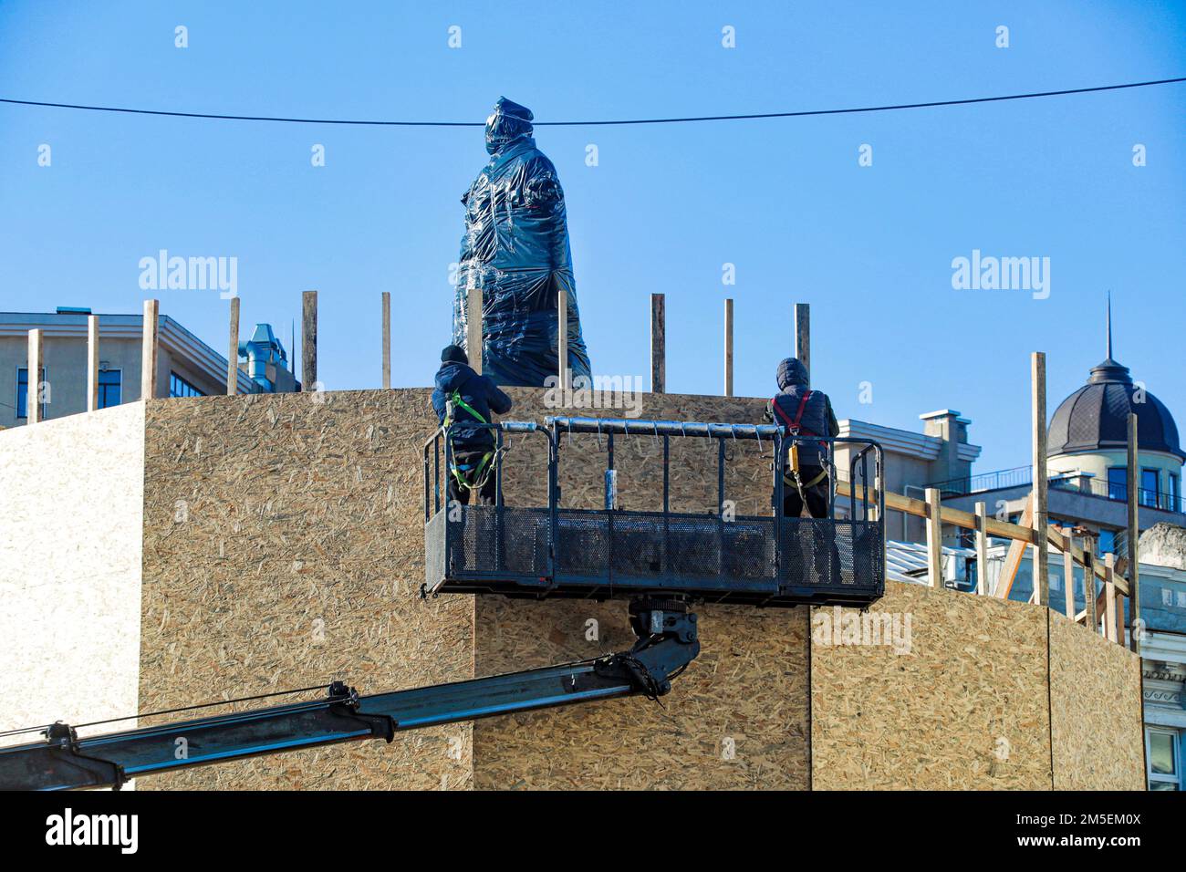 ODESA, UKRAINE - 28 DÉCEMBRE 2022 - les employés des services publics utilisent une plate-forme de travail aérienne pour retirer les panneaux de particules qui scellent les fondateurs d'Odesa monu Banque D'Images