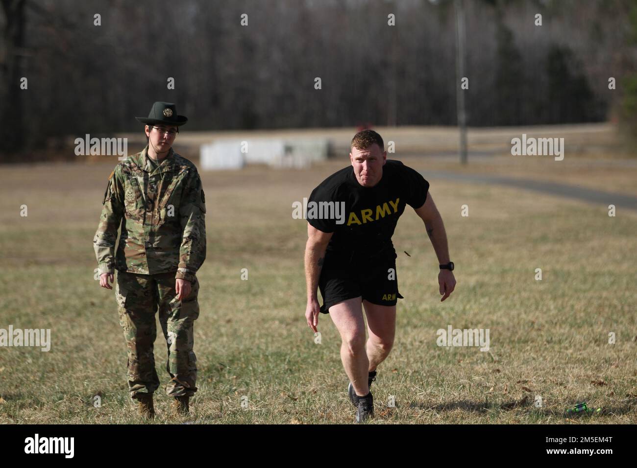 Le Sgt Schuelke Nathan, un ingénieur de combat du Bataillon des affaires civiles 432nd, effectue l'épreuve de sprint-drag-carry de l'épreuve de condition physique de combat de l'armée (ACFT) lors de la compétition du meilleur guerrier du Commandement des affaires civiles de 352nd à fort A.P. Hill, V.A., 8 mars 2022. Cet événement de trois jours met les concurrents au défi de surmonter des tâches et des missions étendues conçues pour tester leurs connaissances en matière de combat, leur condition physique, leurs compétences sur le terrain lors de tests pratiques de la situation et leurs examens oraux et écrits individuels. Banque D'Images