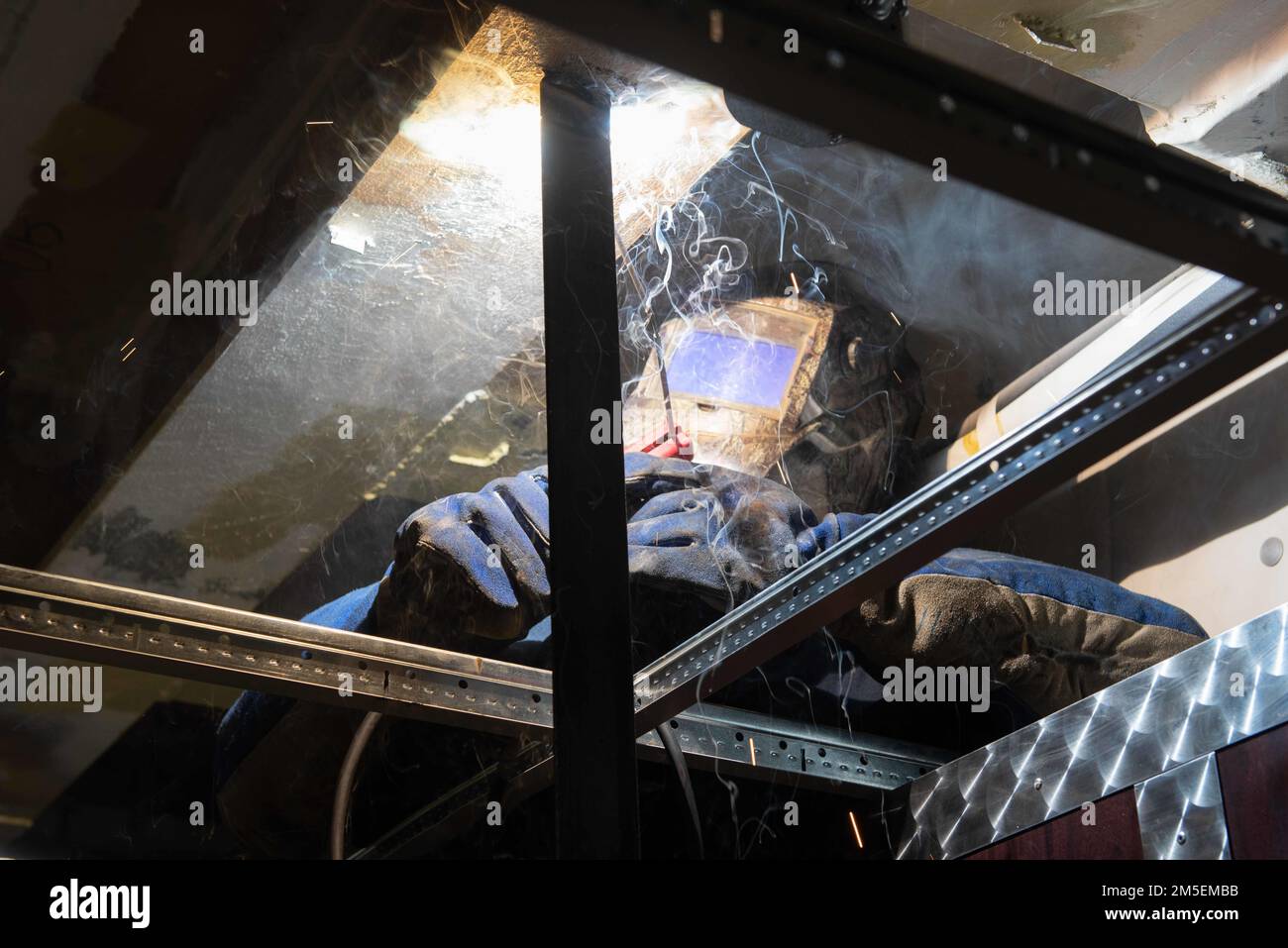 Cynthia Sanchez Perez, technicienne d'entretien de la coque, de West Palm Beach, Floride, fait des soudures à bord du porte-avions USS John C. Stennis (CVN 74), à Newport News, en Virginie, en 8 mars 2022. Le John C. Sennis est à Newport News Shipyard travaillant aux côtés de NNS, de NAVSEA et d'entrepreneurs effectuant le ravitaillement et la révision complexe dans le cadre de la mission de livrer le navire de guerre dans le combat, dans les délais et dans le budget, pour reprendre son devoir de défendre les États-Unis. Banque D'Images