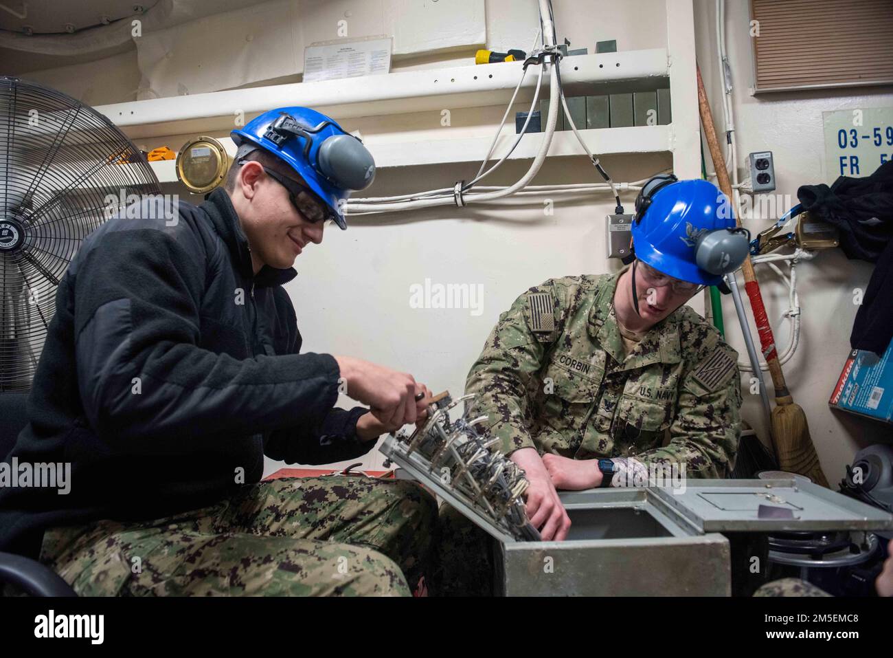 Nicholas Holmes, électricien de communications intérieures, à gauche, d'Easton, en Pennsylvanie, et Jonathan Corbin, électricien de communications intérieures 3rd, de Huntsville, en Alabama, effectuent la maintenance d'un panneau de brassage à bord du porte-avions USS John C. Stennis (CVN 74), à Newport News, en Virginie, en 8 mars 2022. Le John C. Sennis est à Newport News Shipyard travaillant aux côtés de NNS, de NAVSEA et d'entrepreneurs effectuant le ravitaillement et la révision complexe dans le cadre de la mission de livrer le navire de guerre dans le combat, dans les délais et dans le budget, pour reprendre son devoir de défendre les États-Unis. Banque D'Images
