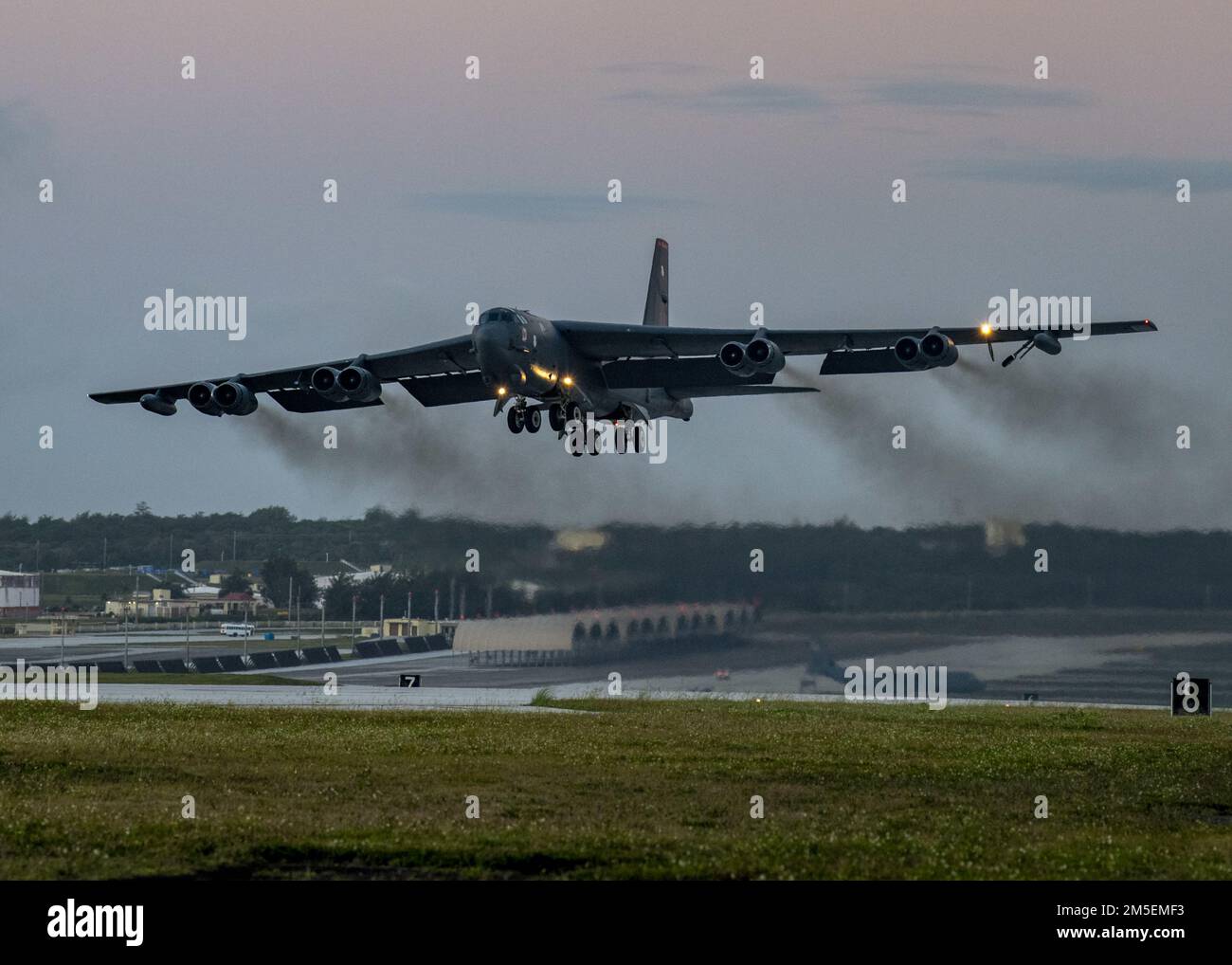 A ÉTATS-UNIS La Force aérienne B-52H StratoFortress du 96th Expeditionary Squadron prend son départ à la fin du déploiement de la Force opérationnelle d'bombardier à la base aérienne d'Andersen, Guam, le 9 mars 2022. Les missions du Groupe de travail sur les bombardiers démontrent la létalité et l'interopérabilité à l'appui d'une Indo-Pacific libre et ouverte. Banque D'Images