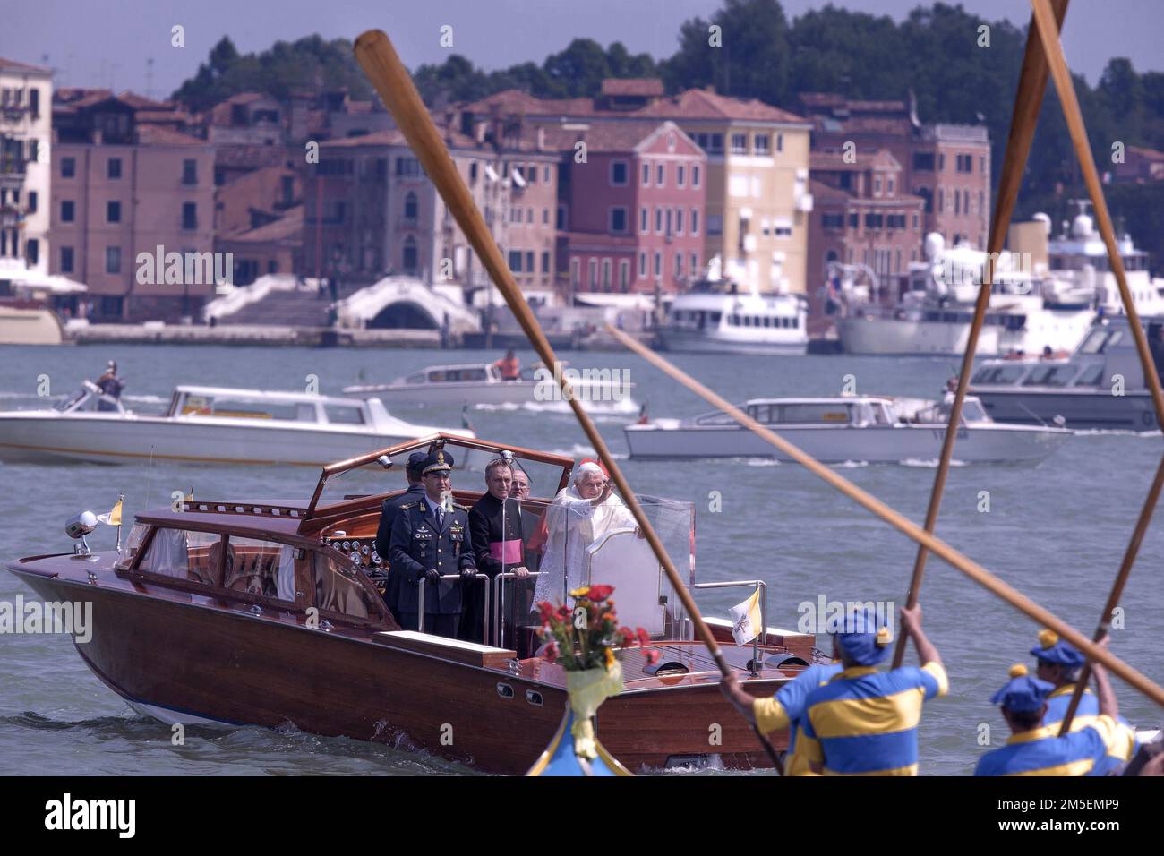 Vatican, le 28th décembre 2022. Le pape Benoît XVI est très malade. PHOTO D'ARCHIVE : Venise, italie, 8 mai 2011. Les gondoliers saluent le Pape Benoît XVI lors de sa visite pastorale à Venise, Maria Grazia Picciarella/Alamy Live News Banque D'Images