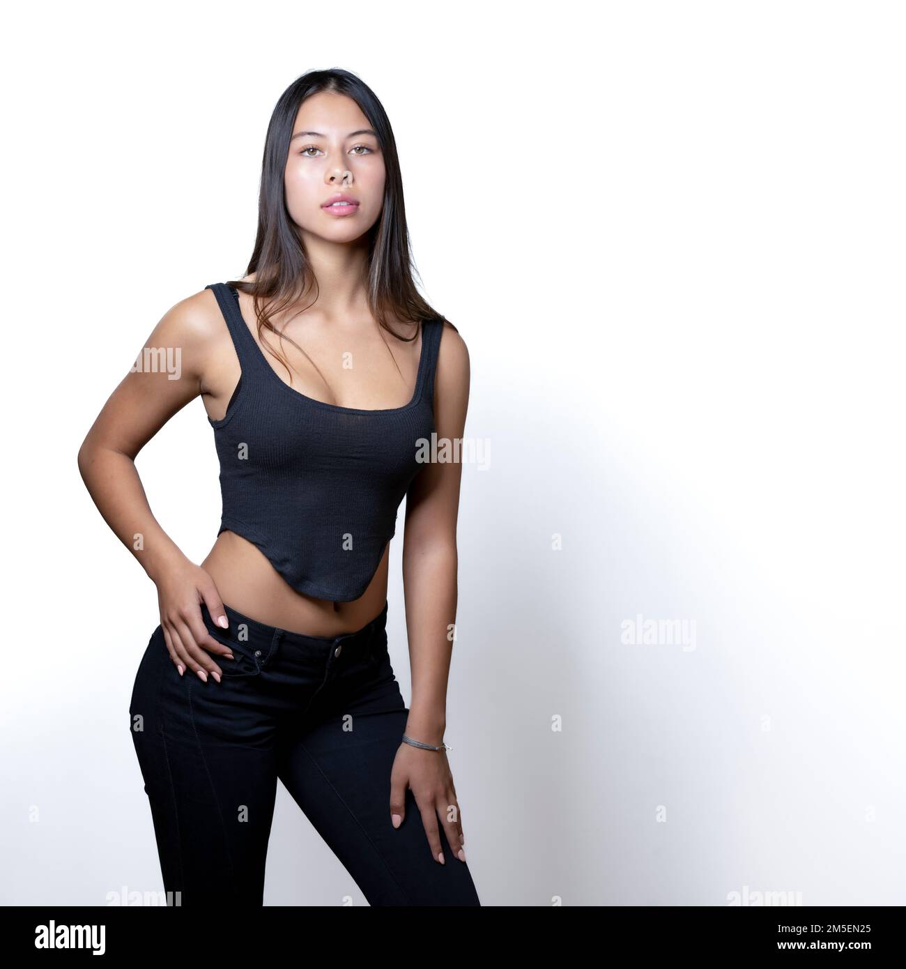 Teen féminine multiraciale edgy debout devant un arrière-plan blanc | espace de copie Banque D'Images