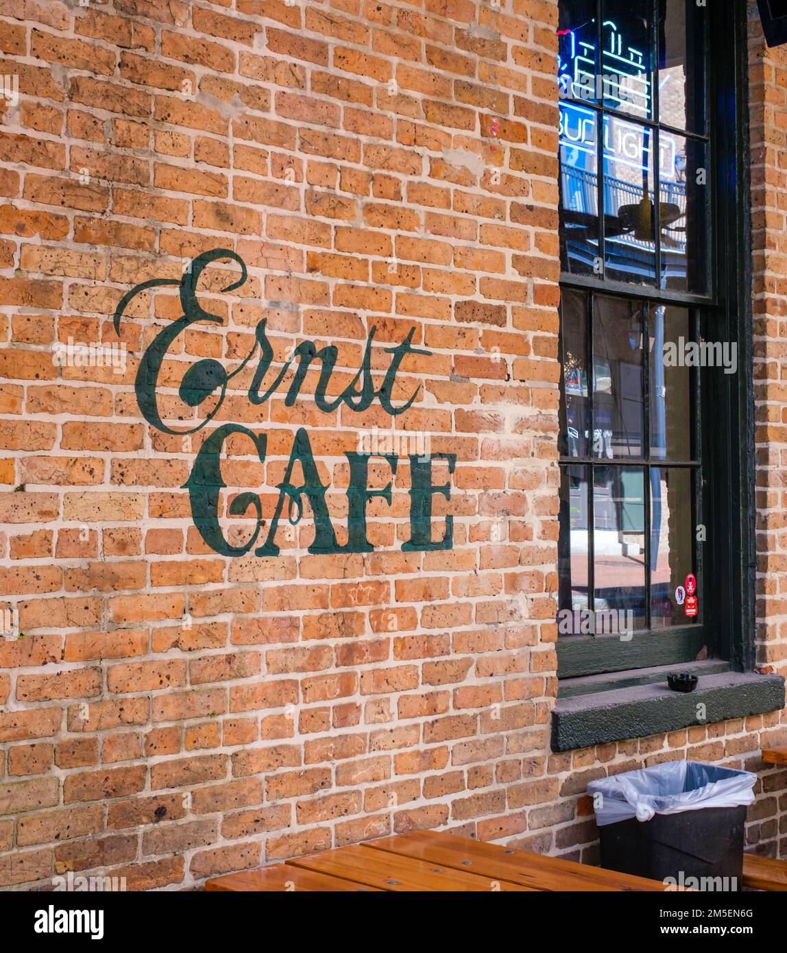 LA NOUVELLE-ORLÉANS, LA, USA - 26 OCTOBRE 2022 : paroi latérale du café Ernst, un pub populaire dans le quartier des entrepôts Banque D'Images