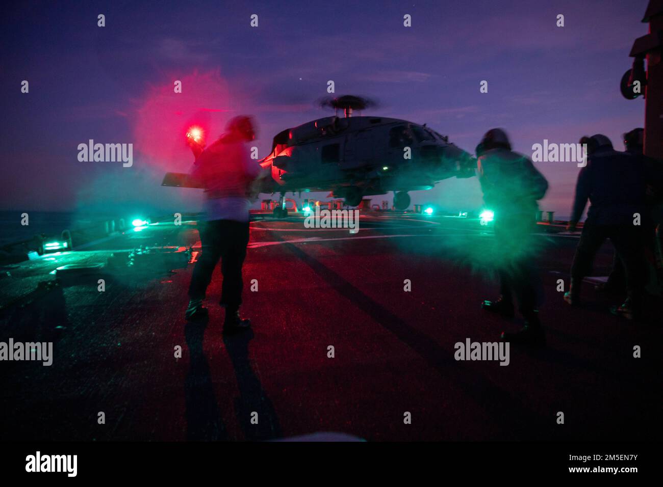 MER BALTIQUE (8 mars 2022) — des marins affectés au destroyer à missiles guidés de classe Arleigh Burke USS Donald Cook (DDG 75) regardent un hélicoptère MH-60R Seahawk de l'Escadron d'attaque maritime d'hélicoptères (HSM) 60 atterrit sur le pont de vol, 8 mars. Donald Cook est déployé sur le théâtre d'opérations européen et participe à une série d'activités maritimes à l'appui des États-Unis Sixième flotte et alliés de l'OTAN. Banque D'Images