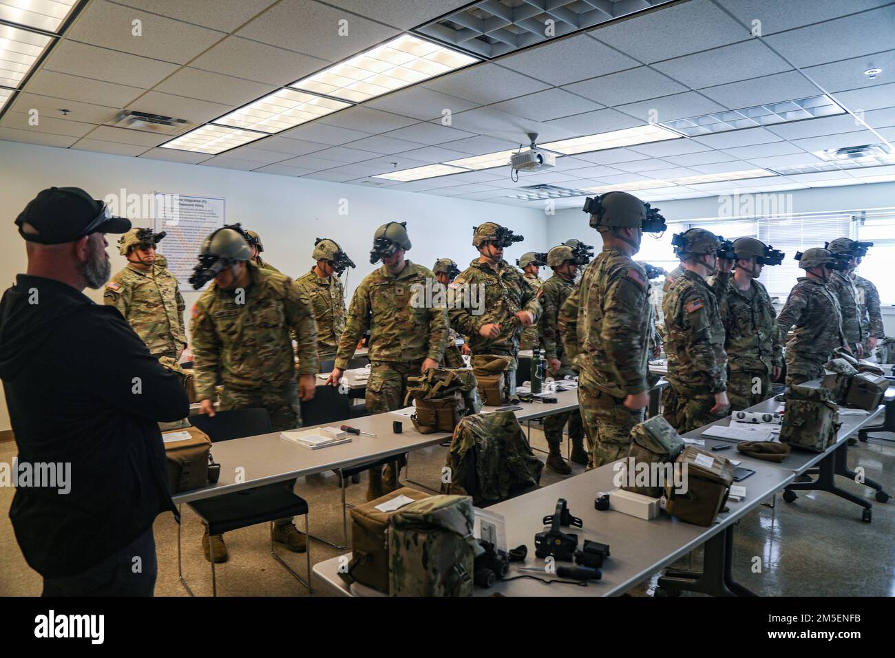 Les soldats de l'équipe de combat de la Brigade 2nd, 10th Mountain Division, suivent un cours d'entraînement de trois jours à l'ENSG-B à l'édifice d'intégration de la Force à fort Drum (N.Y.), le 8 mars 2022. L'ENVG-B est doté de deux longueurs d'onde en vision nocturne et en vision thermique. Banque D'Images