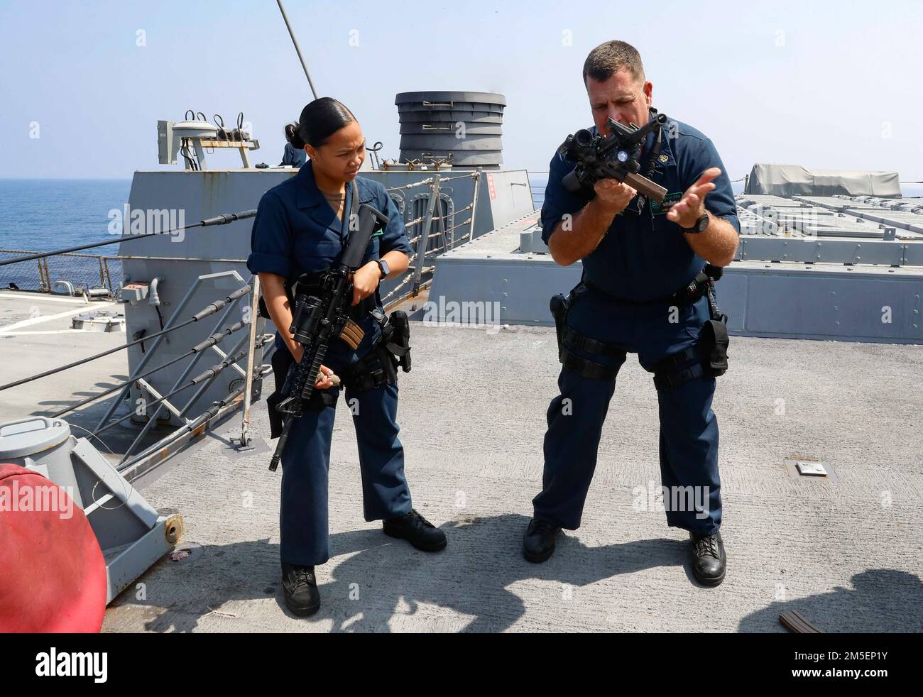 JAMES Shehee, chef de l’océan INDIEN (8 mars 2022), de San Diego, et Rhoseanne Swanigan, spécialiste de la logistique, de la ville, Philippines, train pour la visite, Conseil, Recherche et saisie sur le pont de missile du destroyer guidé de classe Arleigh Burke USS Fitzgerald (DDG 62). Fitzgerald est sur un déploiement prévu dans la zone d'exploitation de la flotte américaine 7th afin d'améliorer l'interopérabilité avec les alliances et les partenariats tout en servant de force de réaction prête à l'emploi pour soutenir une région libre et ouverte d'Indo-Pacifique. Banque D'Images