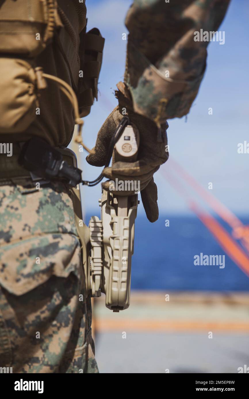 OCÉAN ATLANTIQUE (8 mars 2022) Sgt. Cean Tukes, de San Pedro, en Californie, affecté à la Force opérationnelle 61/2, se prépare à tirer un pistolet M9 lors d'une évolution de l'entraînement des armes légères à bord de la base de la mer expéditionnaire USS Hershel “Woody” Williams (ESB 4), le 8 mars 2022. La Force opérationnelle 61/2 est une cellule de coordination rapidement déployable et évolutive qui fournira temporairement un soutien de commandement et de contrôle au vice-amiral Gene Black, commandant de la Sixième flotte des États-Unis, dans le cadre des efforts d'expérimentation en cours. Le Groupe de travail synchronisera les unités et les capacités de la Marine et du corps des Marines déjà sur le théâtre, Banque D'Images