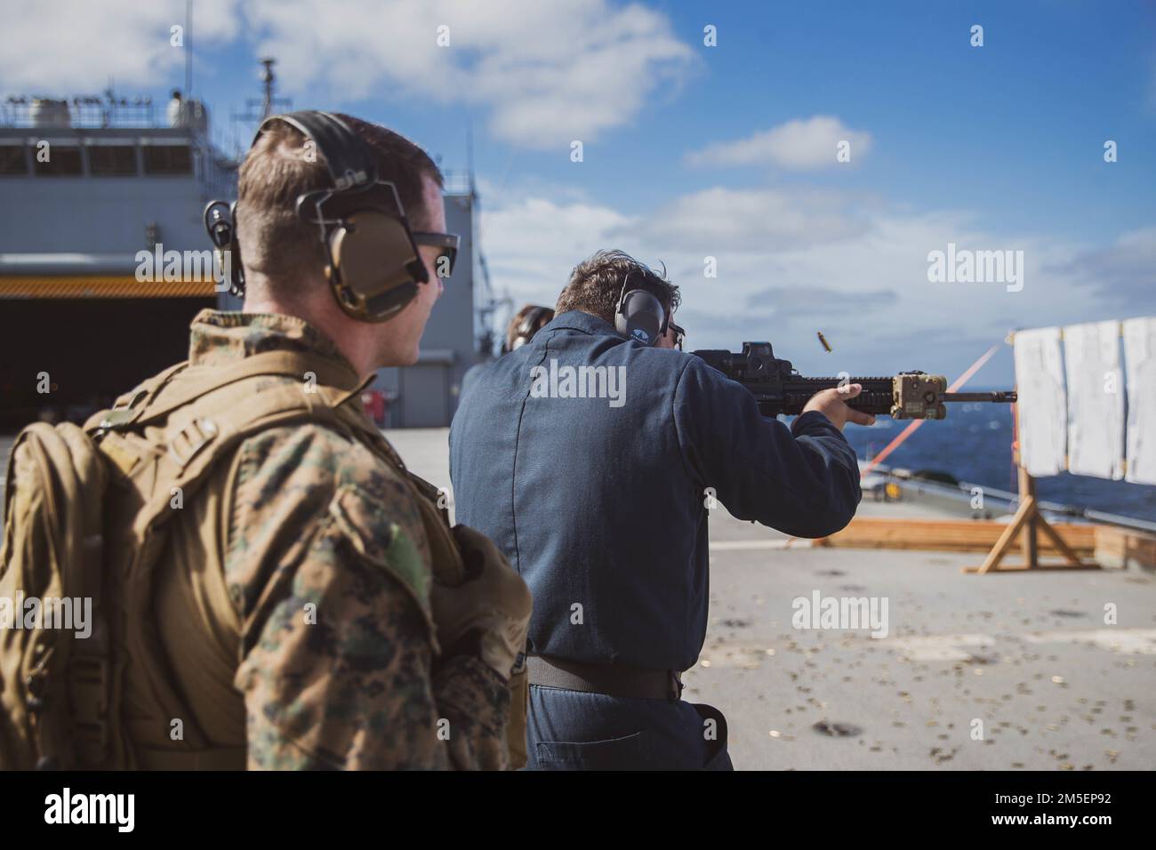 OCÉAN ATLANTIQUE (8 mars 2022) États-Unis Corps de marine 1Sgt. William Lattin, à gauche, affecté à la Force opérationnelle 61/2, de Mullen, NEB., surveille Airman Jonathan Torres, de Houston, Texas, un officier d'aviation, tandis qu'il tire un fusil pendant l'évolution de l'entraînement des armes légères à bord de la base de la mer expéditionnaire USS Hershel “Woody” Williams (ESB 4), 8 mars 2022. La Force opérationnelle 61/2 est une cellule de coordination rapidement déployable et évolutive qui fournira temporairement un soutien de commandement et de contrôle au vice-amiral Gene Black, commandant, États-Unis Sixième flotte, dans le cadre des efforts d'expérimentation en cours. Le groupe de travail W Banque D'Images