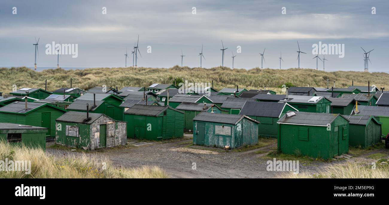 Fisherrmans se trouve à la gare du Sud, à Teesside, avec parc éolien en arrière-plan Banque D'Images