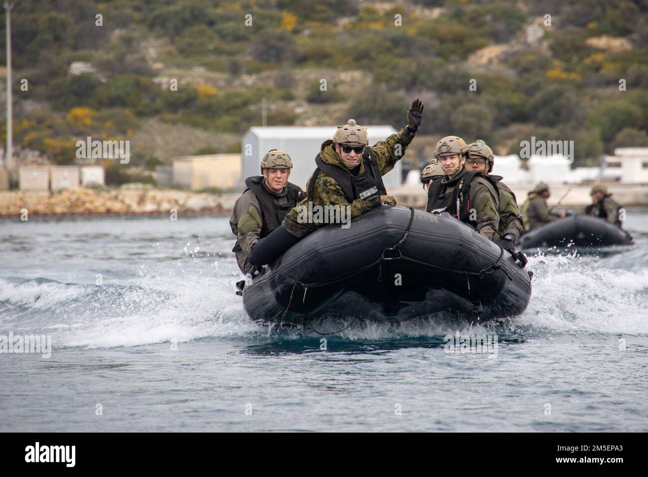 220315-M-HU496-1001 SOUDA BAY, Grèce (15 mars 2022) États-Unis Les Marines affectés au Groupe de travail 61/2,4 effectuent des opérations d'eau avec un engin de raiding de combat en caoutchouc près de la baie de Souda, en Grèce, au 15 mars. Le Groupe de travail 61/2,4 fait partie du Groupe de travail 61/2, qui fournira temporairement un soutien de commandement et de contrôle au commandant des États-Unis La sixième flotte, à synchroniser les unités et les capacités de la Marine et du corps des Marines déjà sur le théâtre, à l'appui des alliés et des partenaires régionaux et des intérêts de sécurité nationale des États-Unis. Banque D'Images