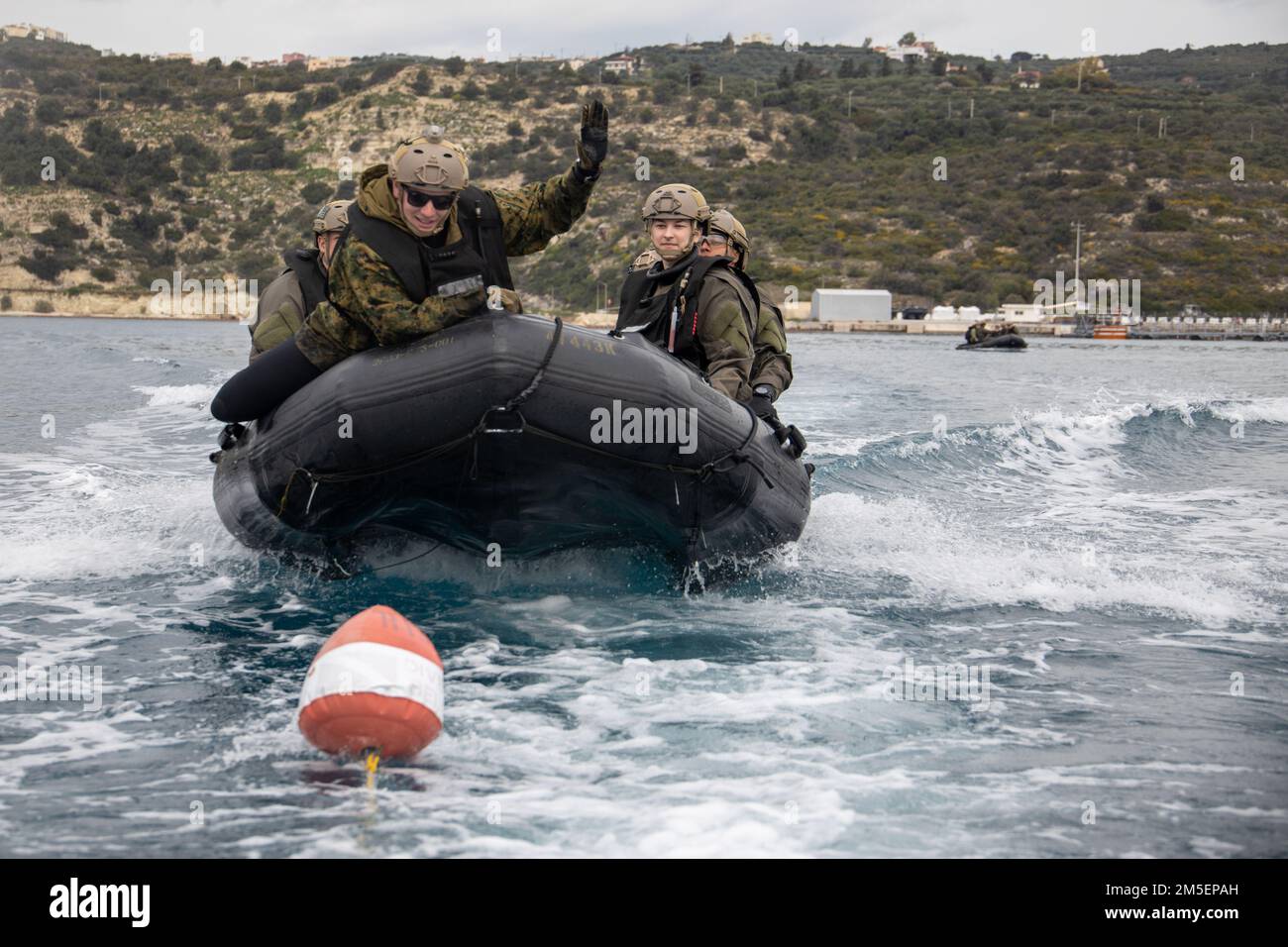 220315-M-HU496-1002 SOUDA BAY, Grèce (8 mars 2022) États-Unis Les Marines affectés au Groupe de travail 61/2,4 effectuent des opérations d'eau avec un engin de raiding de combat en caoutchouc près de la baie de Souda, en Grèce, au 8 mars. Le Groupe de travail 61/2,4 fait partie du Groupe de travail 61/2, qui fournira temporairement un soutien de commandement et de contrôle au commandant des États-Unis Sixième flotte, et synchroniser les unités et les capacités de la Marine et du corps des Marines déjà sur le théâtre, en appui aux alliés et partenaires régionaux et aux intérêts de sécurité nationale des États-Unis. Banque D'Images
