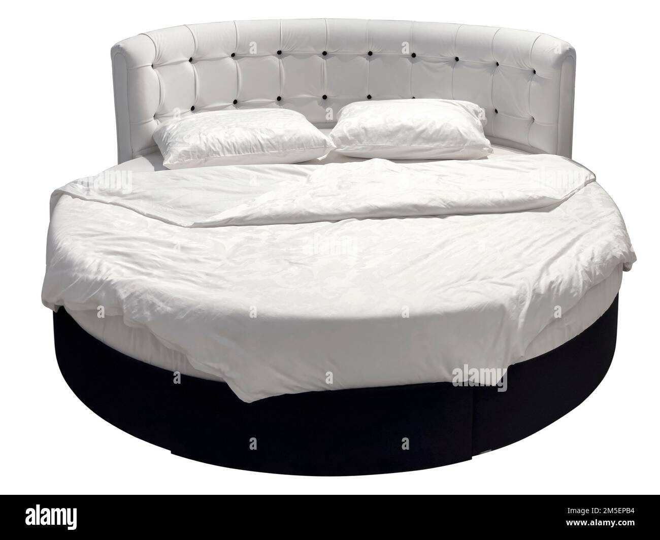 Canapé rond confortable avec linge de lit blanc isolé sur blanc Banque D'Images