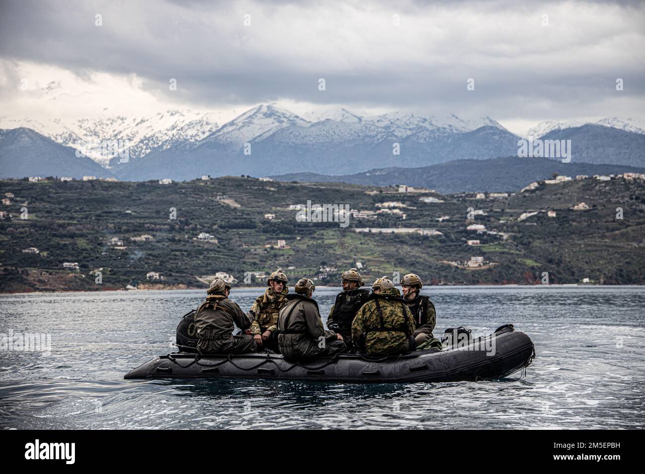 220315-M-HU496-1003 SOUDA BAY, Grèce (8 mars 2022) États-Unis Les Marines affectés au Groupe de travail 61/2,4 effectuent des opérations d'eau avec un engin de raiding de combat en caoutchouc près de la baie de Souda, en Grèce, au 8 mars. Le Groupe de travail 61/2,4 fait partie du Groupe de travail 61/2, qui fournira temporairement un soutien de commandement et de contrôle au commandant des États-Unis Sixième flotte, et synchroniser les unités et les capacités de la Marine et du corps des Marines déjà sur le théâtre, en appui aux alliés et partenaires régionaux et aux intérêts de sécurité nationale des États-Unis. Banque D'Images