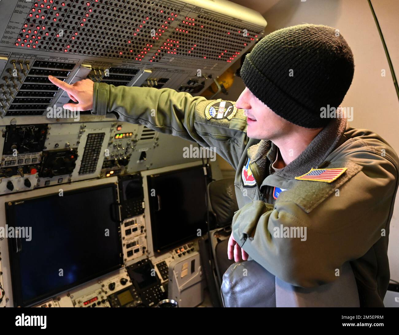 ÉTATS-UNIS Aaron Cloutier, Sgt technique de la Force aérienne, 605th Escadron d’essais et d’évaluation, détachement 1, gestionnaire d’essais de développement de systèmes de communication, base aérienne de Tinker, Oklahoma, effectuant des essais historiques en vol du E-3G. Pour la première fois, l'avion E-3G du système de contrôle et d'avertissement aéroporté de l'USAF, ou AWACS, a démontré sa capacité à recevoir et à traiter les mises à jour logicielles de guerre électronique en vol dérivées des données GE recueillies et transmises en vol. Banque D'Images